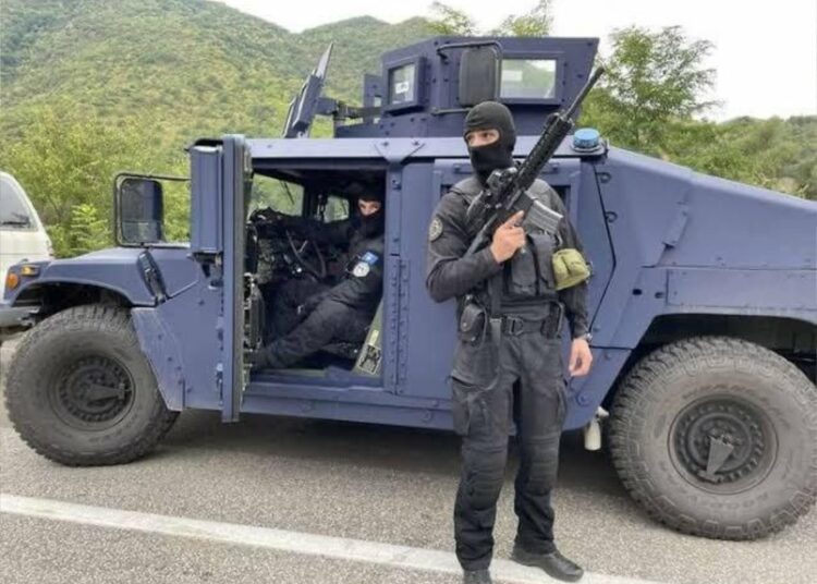 (VIDEOS) Reportan que las fuerzas de Kosovo bloquean carreteras con Serbia, suenan sirenas y se oyen disparos