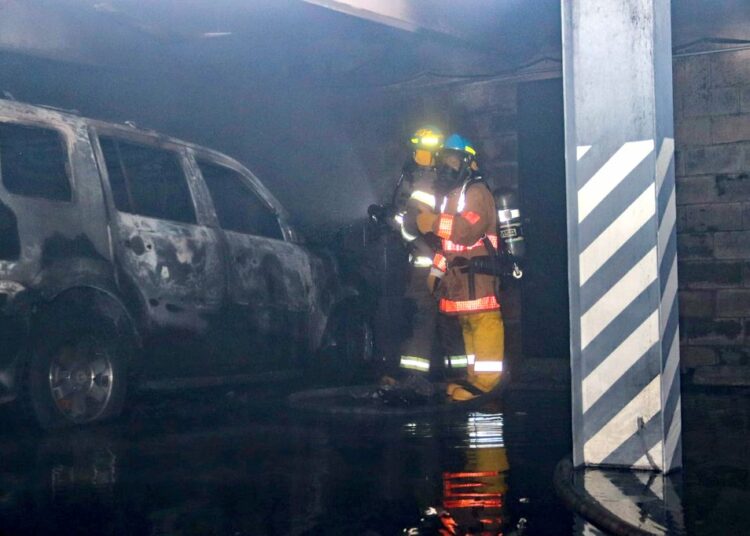 Bomberos controlan incendio en Lomas de San Francisco, en Antiguo Cuscatlán
