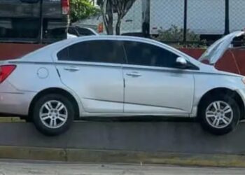 Sujeto que manejaba en sentido contrario se accidentó en separador sobre Alameda Juan Pablo II