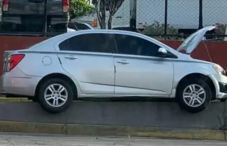 Sujeto que manejaba en sentido contrario se accidentó en separador sobre Alameda Juan Pablo II