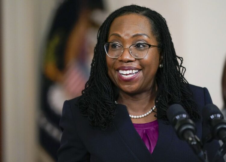Juramenta Ketanji Brown Jackson, primera mujer afroestadounidense en llegar a la Corte Suprema de EEUU