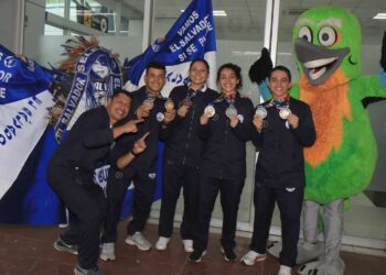 Medallistas de bádminton tuvieron un emotivo recibimiento