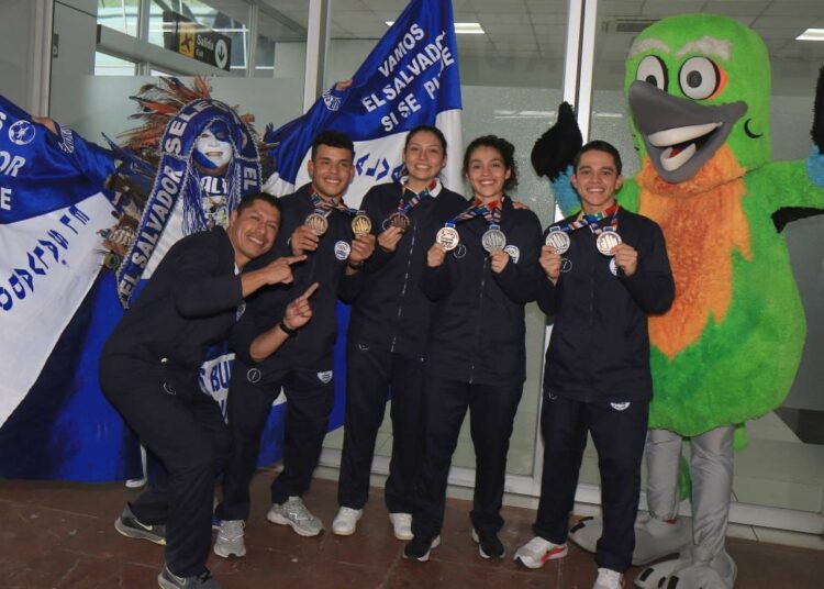 Medallistas de bádminton tuvieron un emotivo recibimiento