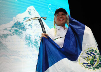 Asamblea Legislativa nombra Hija Meritísima a Alfa Karina Arrué