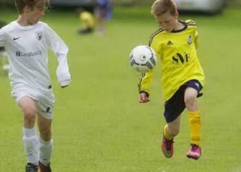 El fútbol inglés probará prohibir los cabezazos en niños menores de 12 años