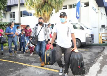 Agricultores salvadoreños viajaron este martes rumbo a Canadá como parte del programa de migración laboral