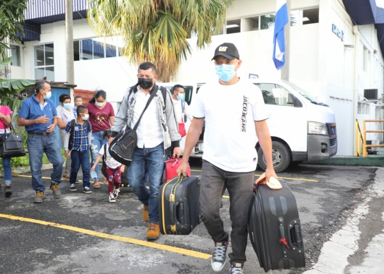 Agricultores salvadoreños viajaron este martes rumbo a Canadá como parte del programa de migración laboral