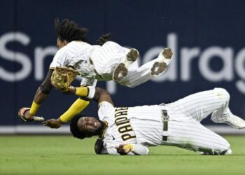 (VIDEO) Brutal golpe entre dos beisbolistas que impactó a los Estados Unidos y dejó a un jugador en el hospital