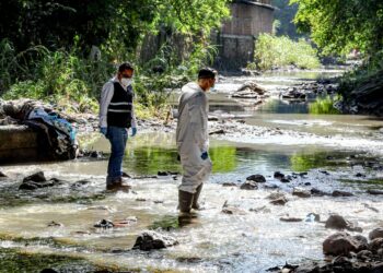Ministerio de Salud continúa con toma de muestras en quebrada sobre calle 5 de Noviembre para determinar contaminante