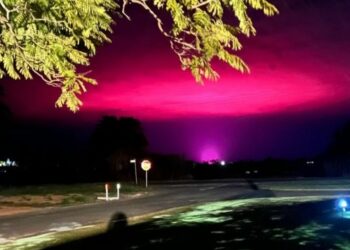 Resuelven el misterio detrás del resplandor rosa observado en el cielo nocturno de Australia
