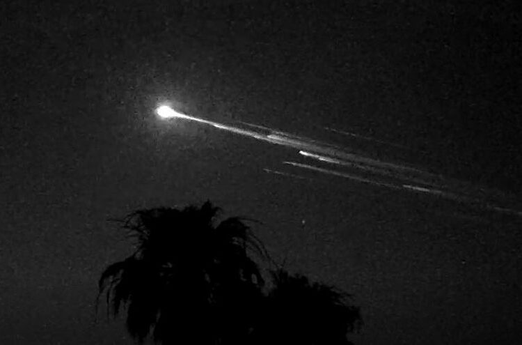 Restos del cohete chino impactan descontrolados sobre el mar