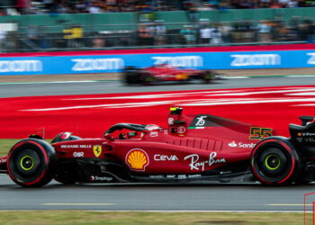 Carlos Sainz ya es historia de la F1, con su primera pole en Silverstone