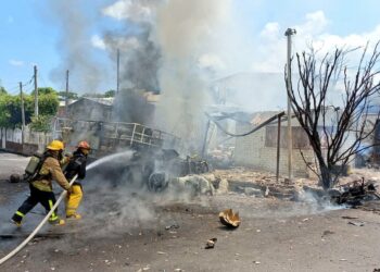Bomberos controlan incendio en venta de cilindros de gas en San Luis Talpa, La Paz