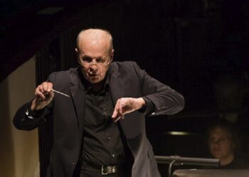 Murió un director de orquesta austríaco mientras dirigía una ópera en Múnich