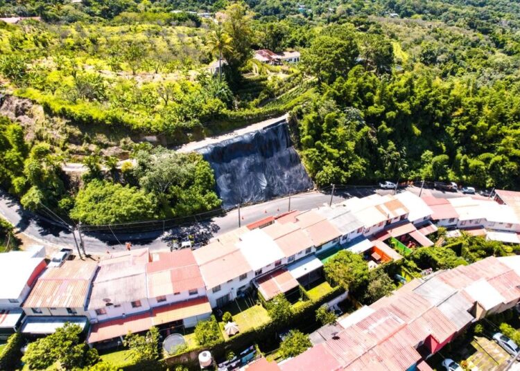 Inician obras de mitigación de un talud sobre carretera que conduce a Panchimalco