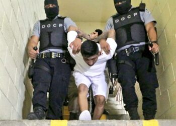 Inicia traslado de los pandilleros que asesinaron a los tres policías en Santa Ana