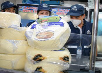 Defensoría y Ministerio de Agricultura verifican comercios de productos lácteos en mercado central de San Salvador