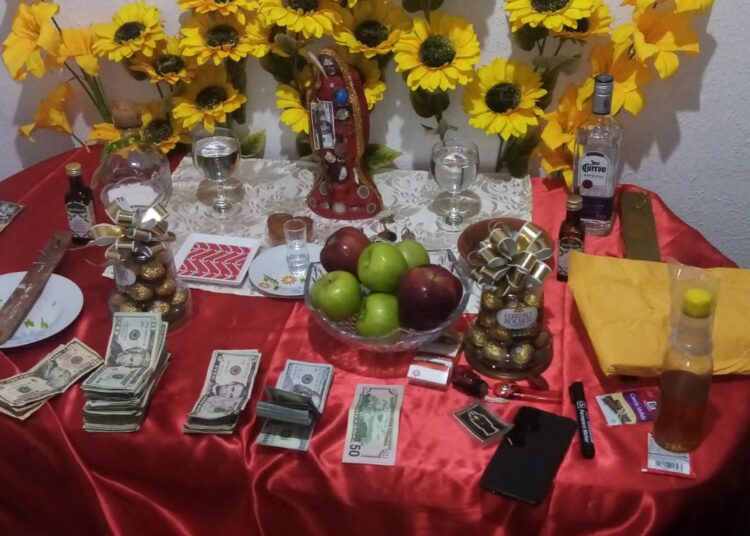 Pareja de pandilleros es capturada y les encuentran un altar satánico con dinero en efectivo