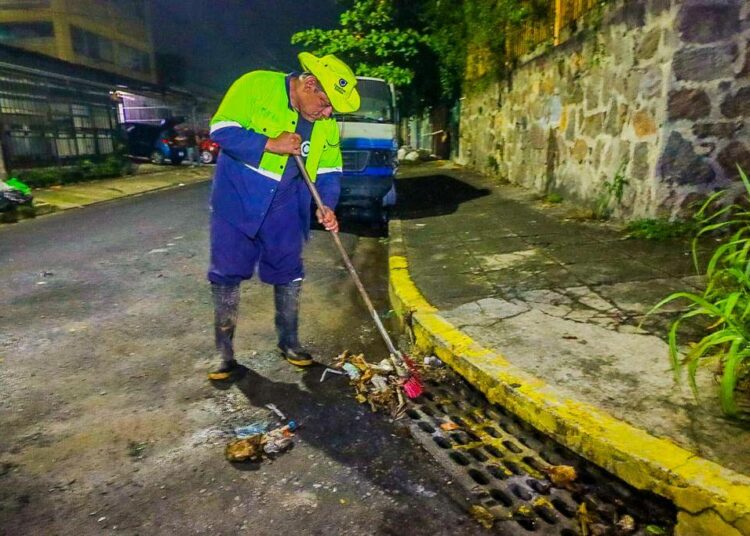Ernesto Castro llama a la población a no lanzar basura a las calles para evitar inundaciones