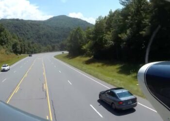 (VIDEO) Un piloto novato completa un difícil aterrizaje sobre una autopista en EE.UU. tras un fallo del motor