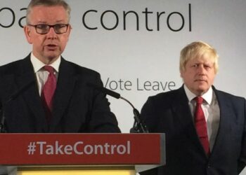 Boris Johnson despidió a uno de sus aliados clave, a quien acusa de conspirar en su contra