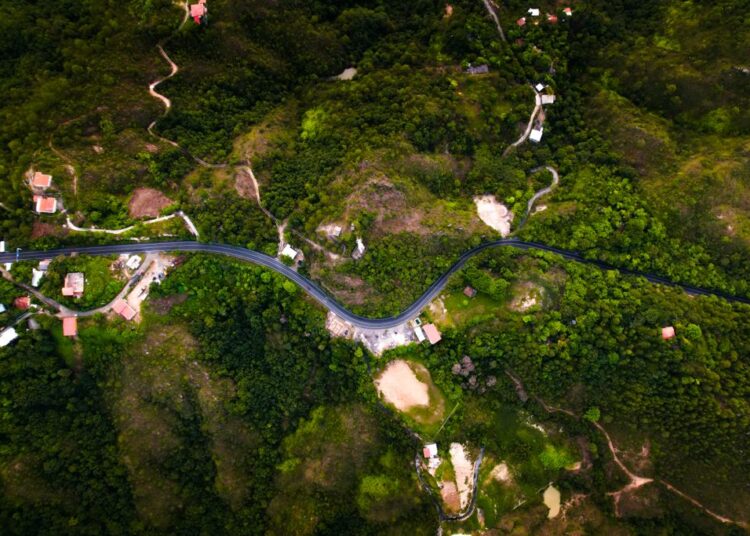 Gobierno renueva 33 kilómetros de carretera en Chalatenango