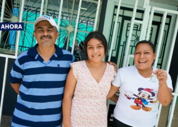 Ministra de Vivienda entrega nueva casa a familia Esperanza Navas