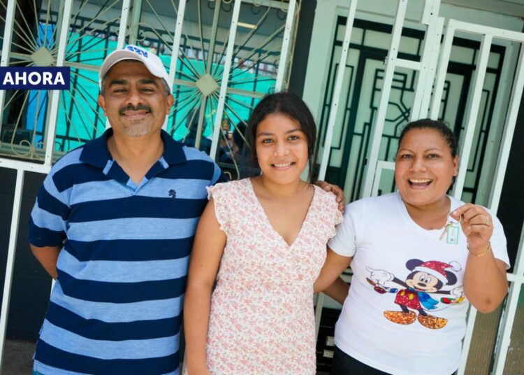 Ministra de Vivienda entrega nueva casa a familia Esperanza Navas