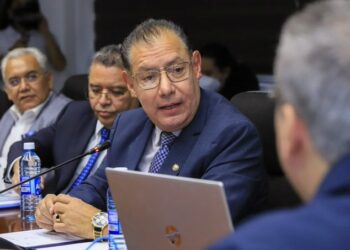 Diputados reciben insumos de Migración para nueva ley que permitirá a salvadoreños en el exterior votar en 2024