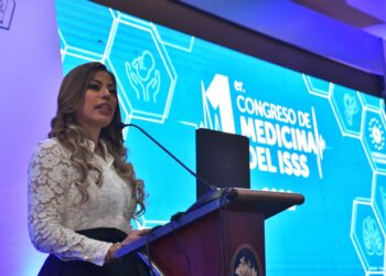 Directora Mónica Ayala inaugura el Primer Congreso de Medicina del ISSS