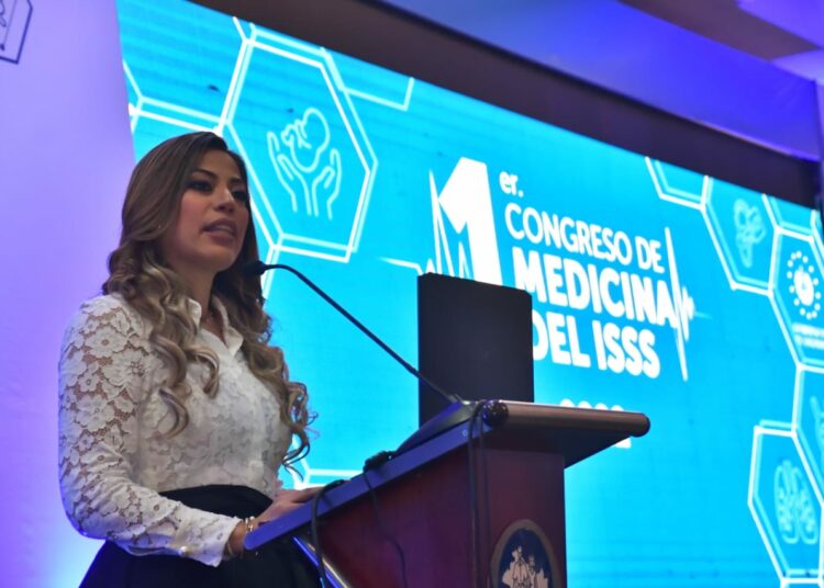 Directora Mónica Ayala inaugura el Primer Congreso de Medicina del ISSS