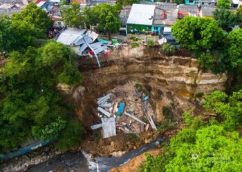 Protección Civil atiende emergencia generada por deslizamiento de tierra en comunidad La Isla 1, San Salvador