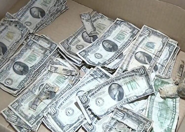 Un hombre encuentra debajo de su pórtico 2.000 dólares en billetes impresos en 1934