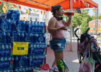 Las personas huyen de las ciudades del noreste de Estados Unidos por la ola de calor