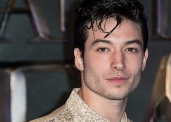 Ezra Miller amenaza a joven con noquearlo en nuevo video