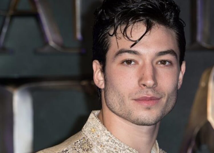 Ezra Miller amenaza a joven con noquearlo en nuevo video