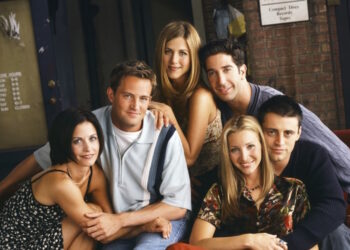 Creadora de Friends se disculpa por falta de diversidad en la serie y donará millones a programa de estudios africanos