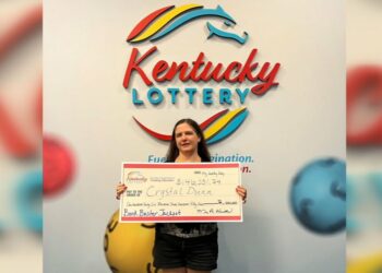 Una mujer gana el acumulado de un juego de lotería y comparte parte del premio con desconocidos