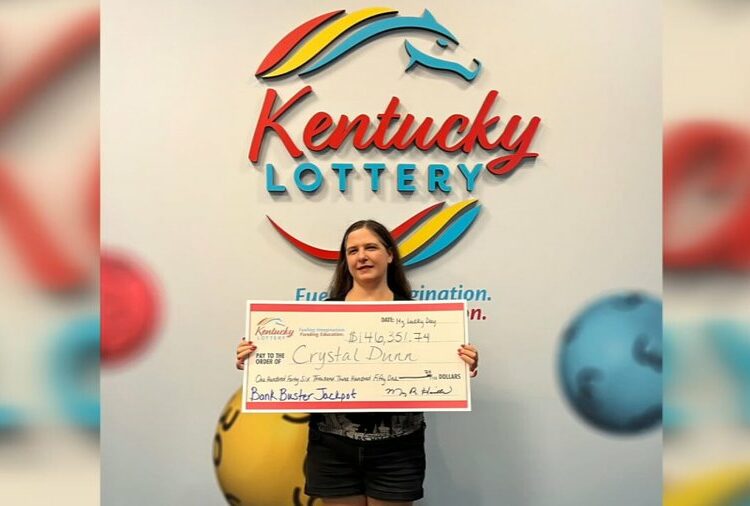 Una mujer gana el acumulado de un juego de lotería y comparte parte del premio con desconocidos