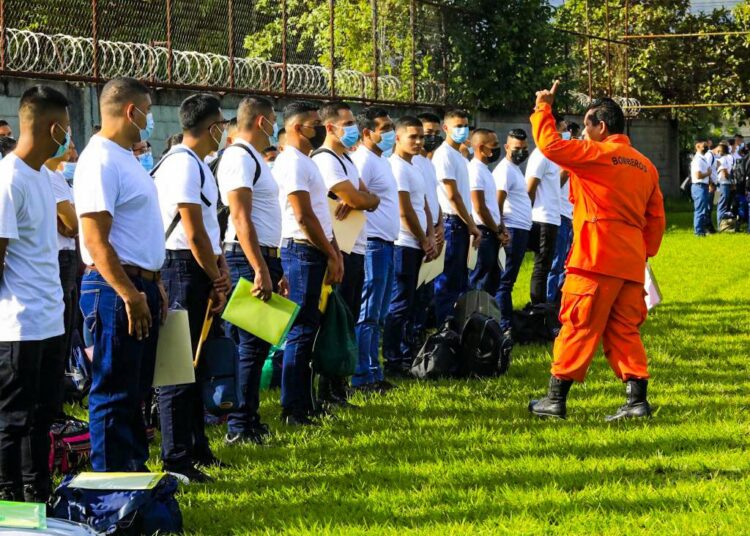 Más de 300 nuevos bomberos se gradúan para garantizar bienestar de la población
