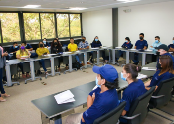 Cancillería prepara a grupo de salvadoreños que viajará a EE.UU. con visa de trabajo temporal