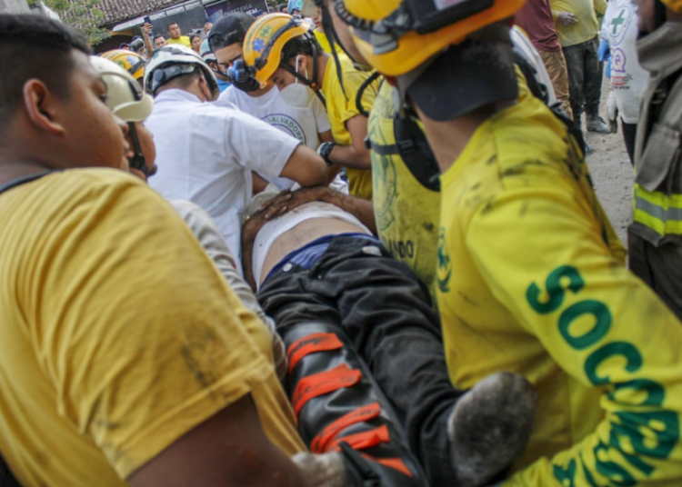 Rescatan con vida a conductor de camión volcado en El Congo