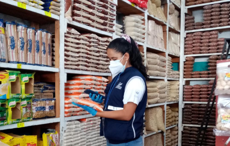 Defensoría del Consumidor verifica precios del gas envasado y productos de la canasta básica