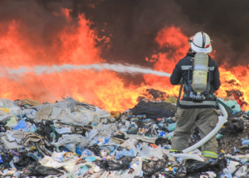 Bomberos luchan contra incendio en relleno sanitario a cielo abierto en San Miguel
