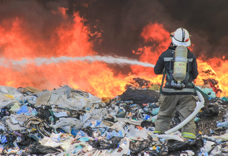 Bomberos luchan contra incendio en relleno sanitario a cielo abierto en San Miguel