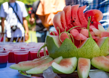 Ministro de Agricultura entrega insumos a productores en el Festival de la Sandía