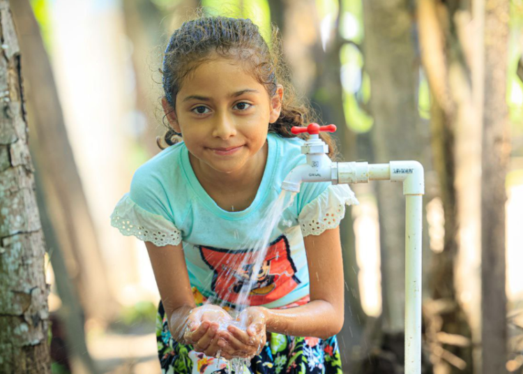 La ANDA lleva agua potable a una isla con la primera planta desalinizadora del país