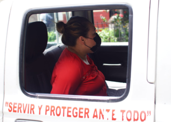 Fiscalía ordena detención de mujer acusada de estafa por medio millón de dólares en Santa Tecla