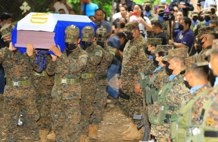 Gabinete de Seguridad despide con honores a soldado asesinado por pandilleros en emboscada en Chalatenango