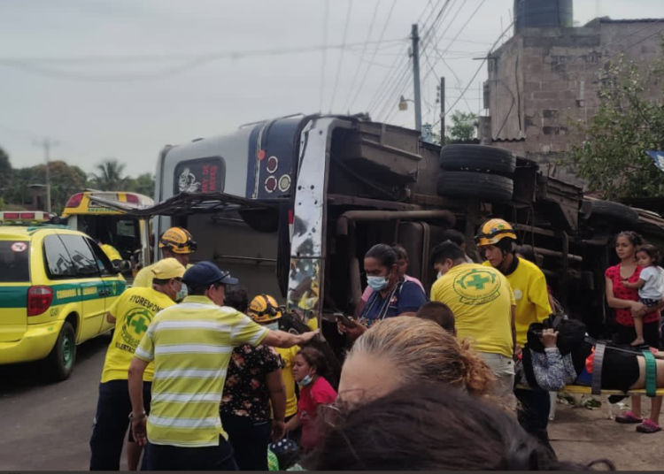Siete lesionados deja vuelco de bus en carretera entre Quezaltepeque y desvío hacia San Juan Opico